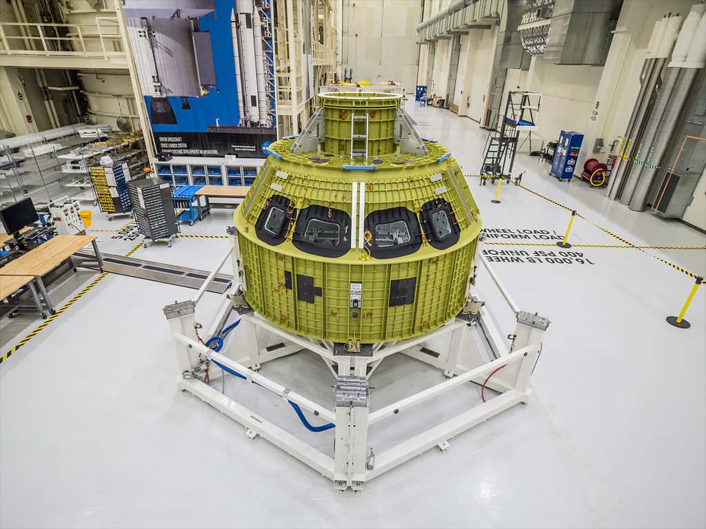 Le véhicule spatial Orion prend forme. À l'image, la structure sous-jacente du module d'équipage dans le <em>Neil Armstrong Operations and Checkout</em> du Centre spatial Kennedy. © Nasa