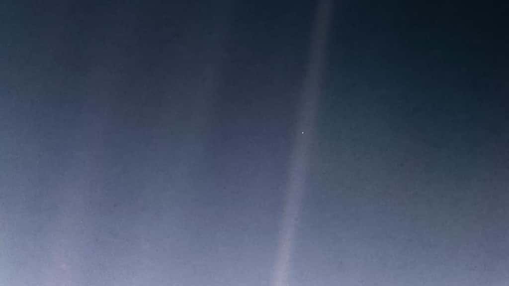 Le <em>Pale Blue Dot</em> ayant inspiré le discours de Carl Sagan : la Terre photographiée par Voyager 1 en 1990 alors que la sonde se situait à 6,4 milliards de kilomètres. © Nasa, JPL-Caltech