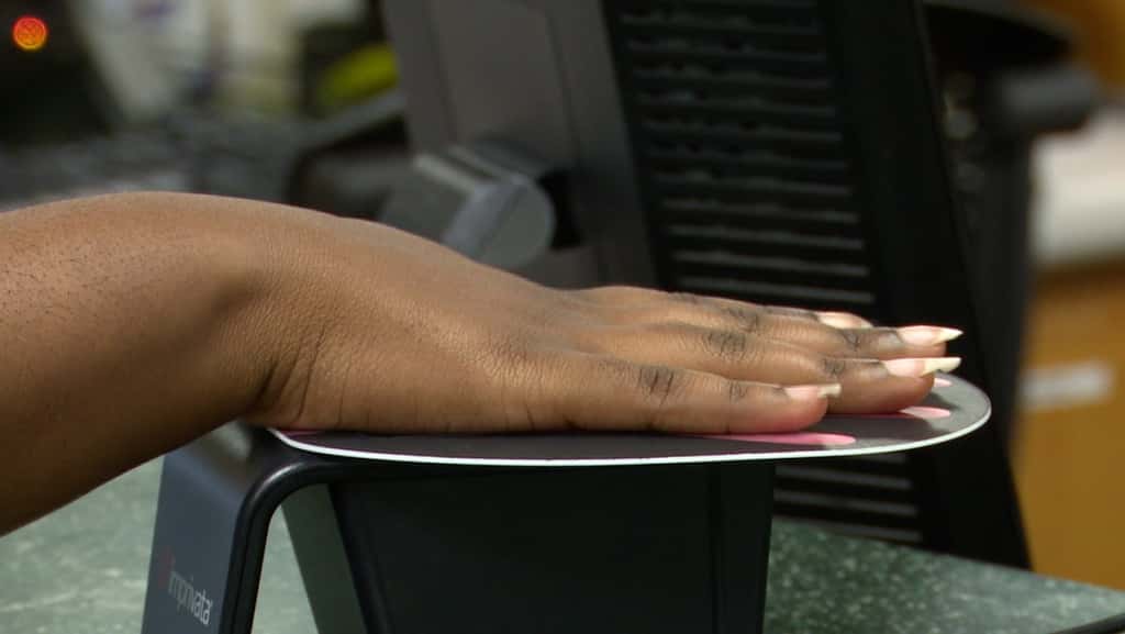 Aux Etats-Unis, des hôpitaux proposent de scanner la paume de sa main pour accéder à son dossier médical © WHNT.com