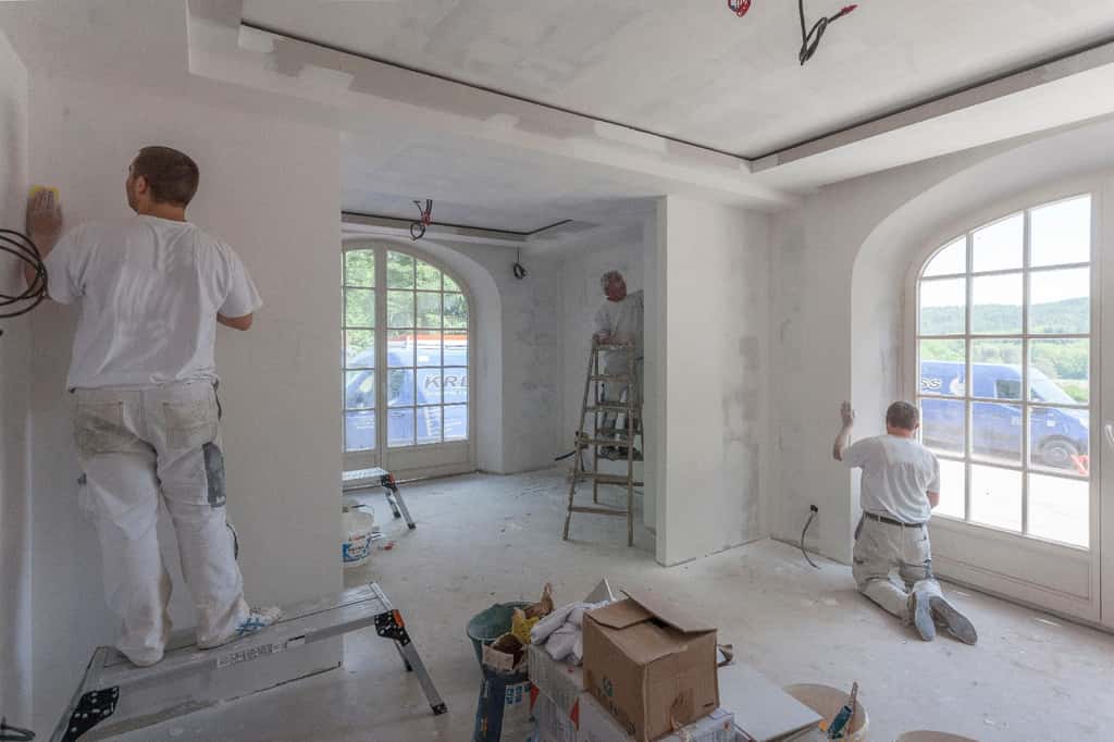 Seul ou en équipe, le peintre en bâtiment prépare d'abord les surfaces à peindre en réalisant des opérations de ponçage, de lissage et de nettoyage. © herreneck