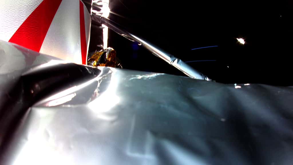 Première image prise par Peregrine dans l'espace et publiée quelques heures après le décollage. Au fond, couleur or, la protection thermique multicouche MLI de la sonde. C'est en regardant la dégradation de la MLI que les équipes ont eu une confirmation visuelle d'un problème de propulsion. © Astrobotic