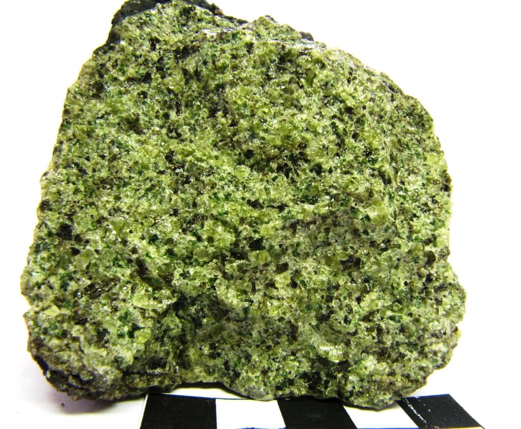 La péridotite possède une couleur verte typique à cause de la présence de grandes quantités l'olivine. © ENS Lyon