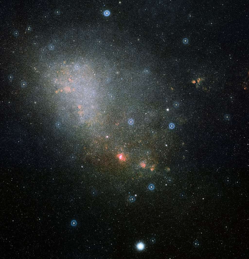 Cette image du Petit Nuage de Magellan a été obtenue par combinaison de deux photos prises par le <em>Digitized Sky Survey 2</em>. © Davide De Martin, Esa, Hubble, <em>Digitized Sky Survey 2</em>