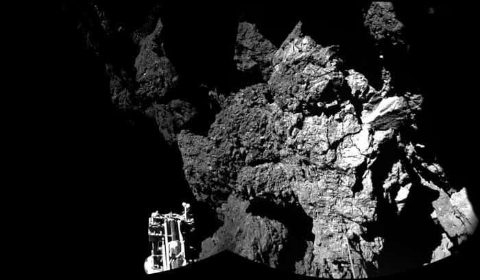 Paroi fissurée à laquelle Philae fait face, sur le site d’Abydos, depuis le 12 novembre 2014, après un atterrissage plein de rebondissements sur la comète Tchouri. On distingue l’un des trois pieds du robot au premier plan. © Esa, Rosetta, Phila, Civa