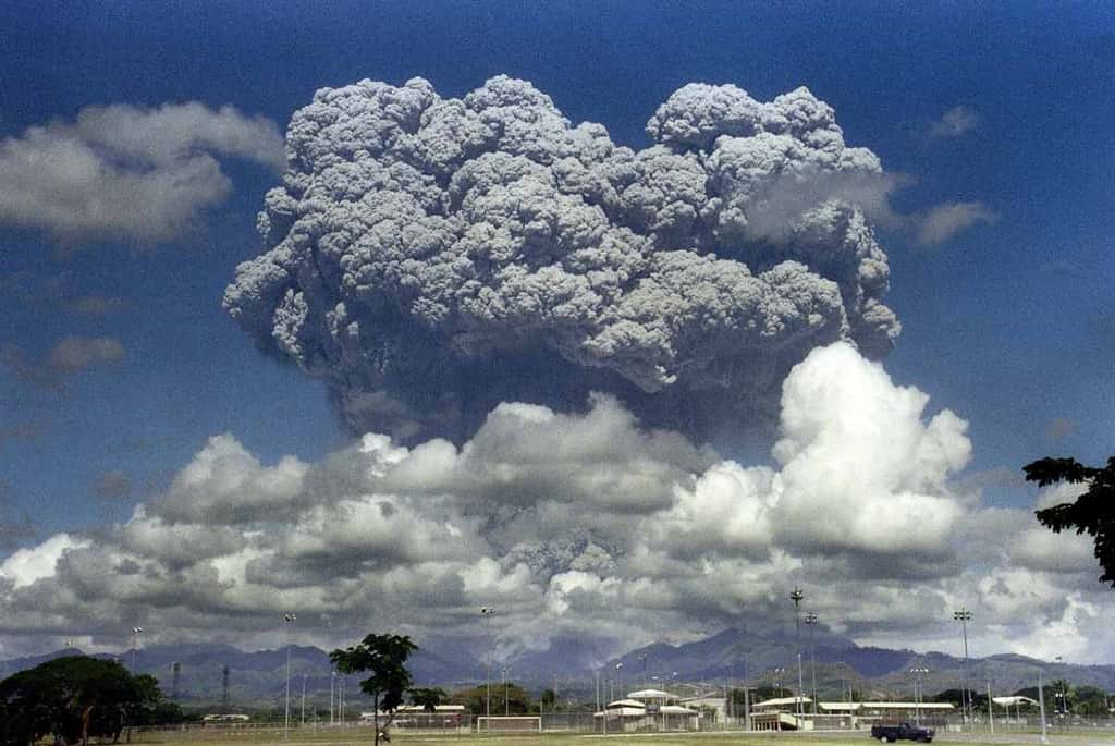 Éruption explosive du Pinatubo aux Philippines, en 1991. La quantité de matière propulsée a provoqué un refroidissement général de 0,5 °C sur Terre. © AFP, Arlan Naeg