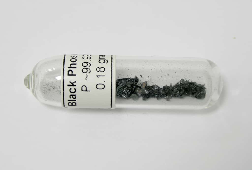 Un échantillon de phosphore noir. Ce matériau est peut-être la clé d'un nouveau bond technologique pour les ordinateurs en remplacement du silicium des puces. © Alshaer666, <em>Wikimedia Commons</em>, cc by sa 3.0