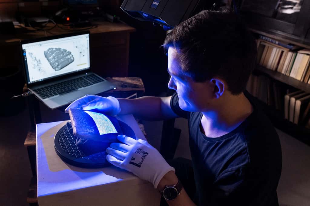 Les tablettes cunéiformes sont scannées pour pouvoir être modélisées en 3D, puis lues par l'IA. © Maike Glöckner, Uni Halle