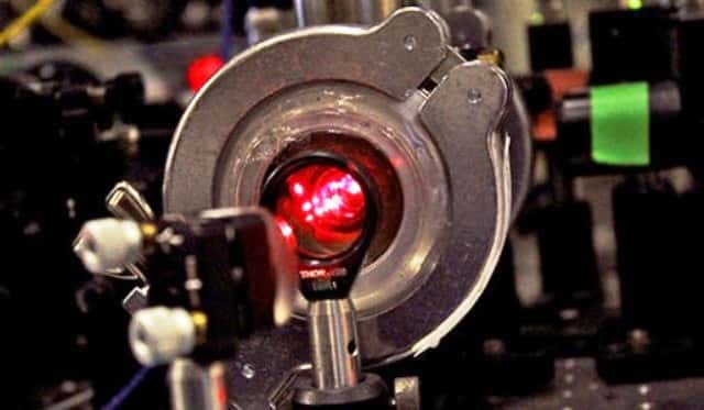  Une cavité optique utilisée pour contrôler la longueur d'onde des lasers employés pour refroidir des molécules de fluorure de strontium dans un piège magnéto-optique. © Michael Helfenbein