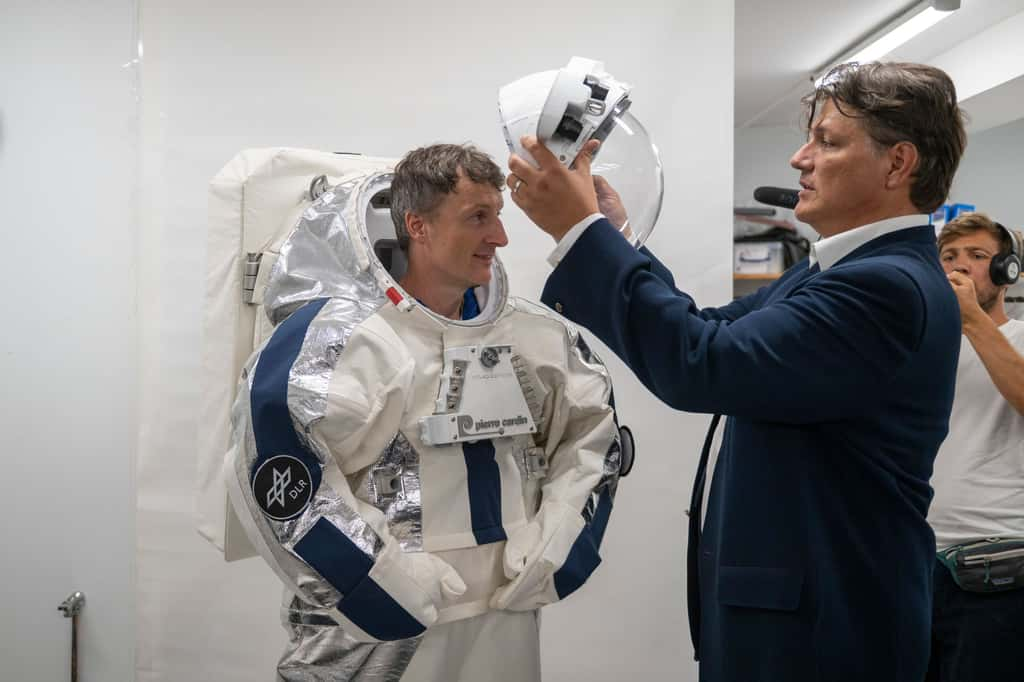 L'astronaute Matthias Maurer en pleine démonstration d'essayage de son scaphandre développé avec l'aide de Pierre Cardin. © Antoine Repesse