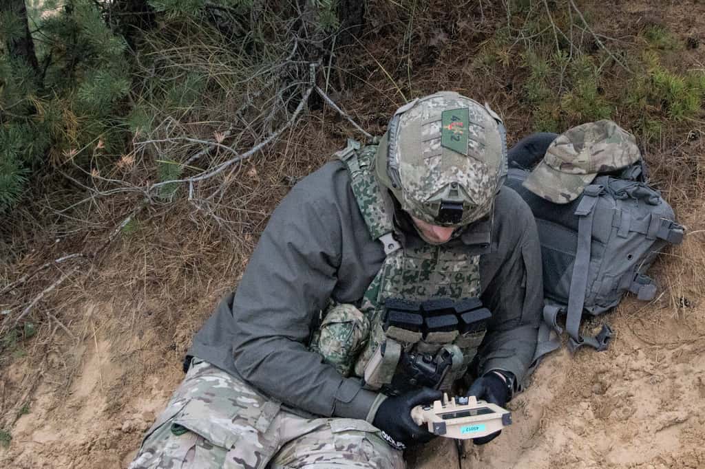 À distance, ce soldat commande son robot pour une opération de reconnaissance. C'est l'équivalent d'un drone mais pour les opérations au sol. © Dutch MoD