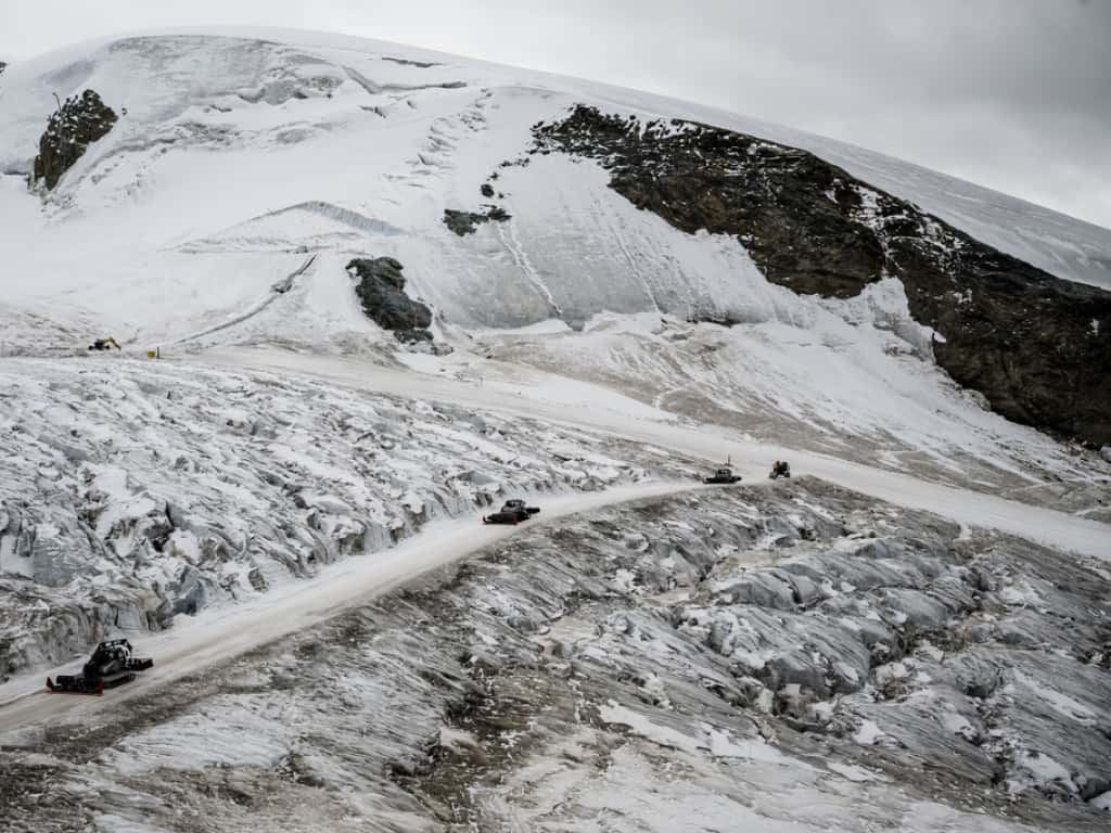 Voici la section à problème. La partie du glacier en arrière-plan n'aurait pas dû être rabotée pour installer la piste car elle ne se trouverait pas dans la zone autorisée. © Keystone, Jean-Christophe Bott