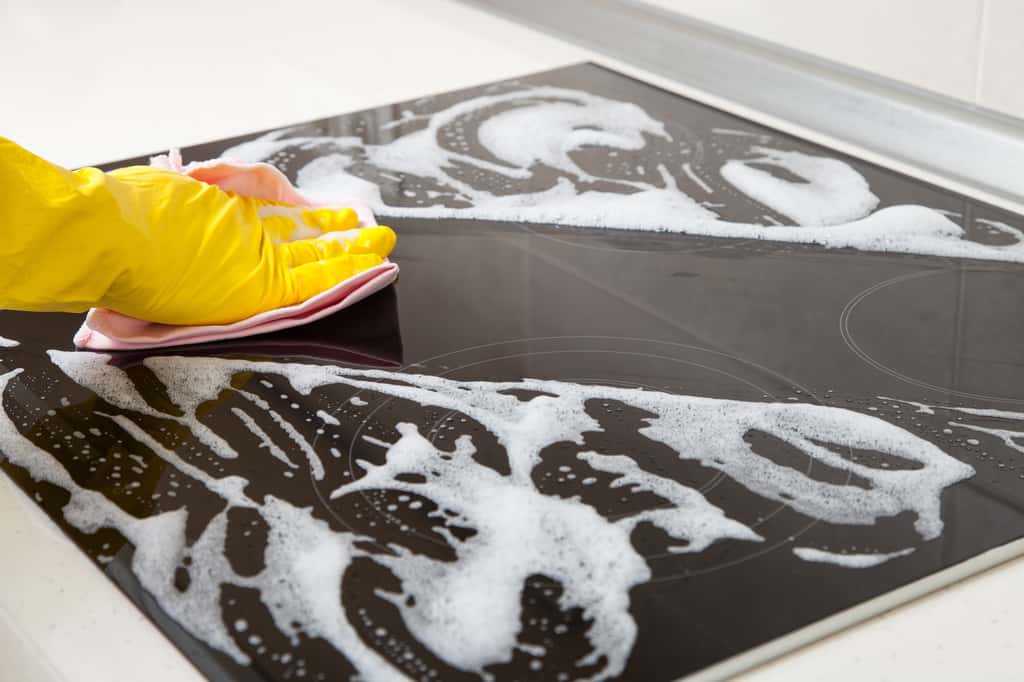 Utilisez le savon noir pour dégraisser votre plaque. © zest_marina, Adobe Stock