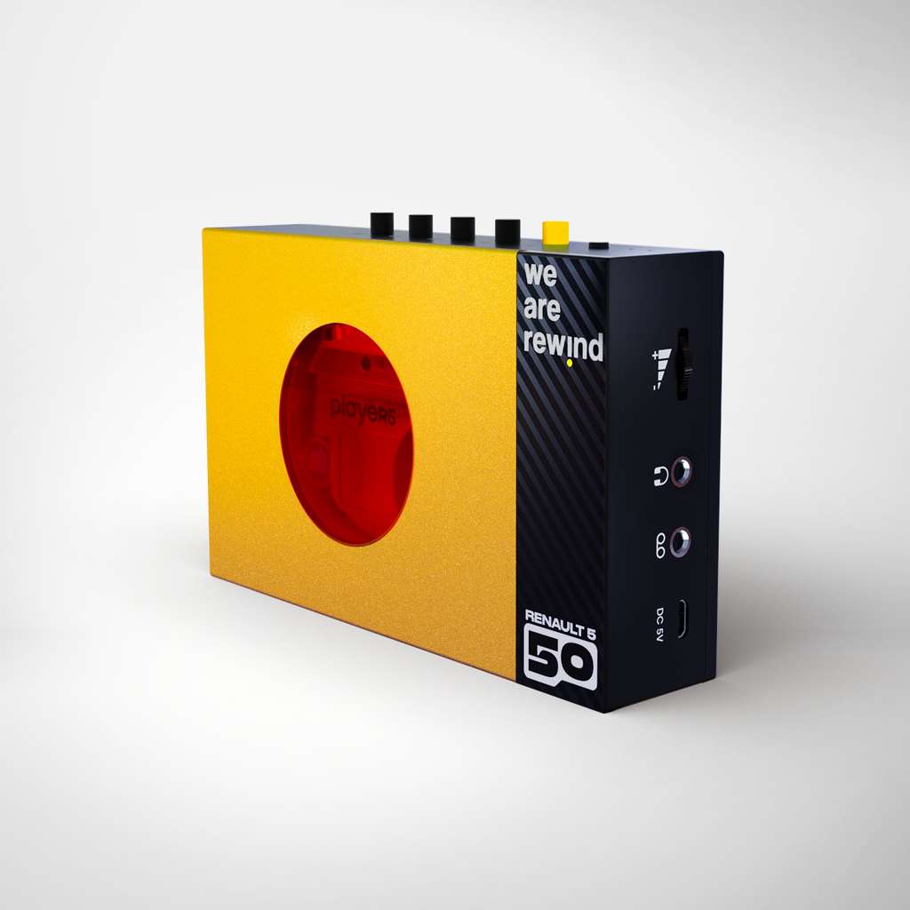 Le PlayeR5 reprend tous les codes des premiers baladeurs à cassettes avec un format rectangle, une vitre en façade pour voir la cassette ou encore des boutons peu discrets. © Renault