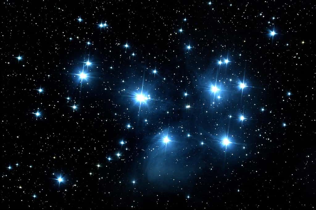 Les Pléiades sont un amas ouvert d'étoiles dans la constellation du Taureau. Ces étoiles partagent un mouvement commun à travers l'espace dans la Voie lactée. © Cnes