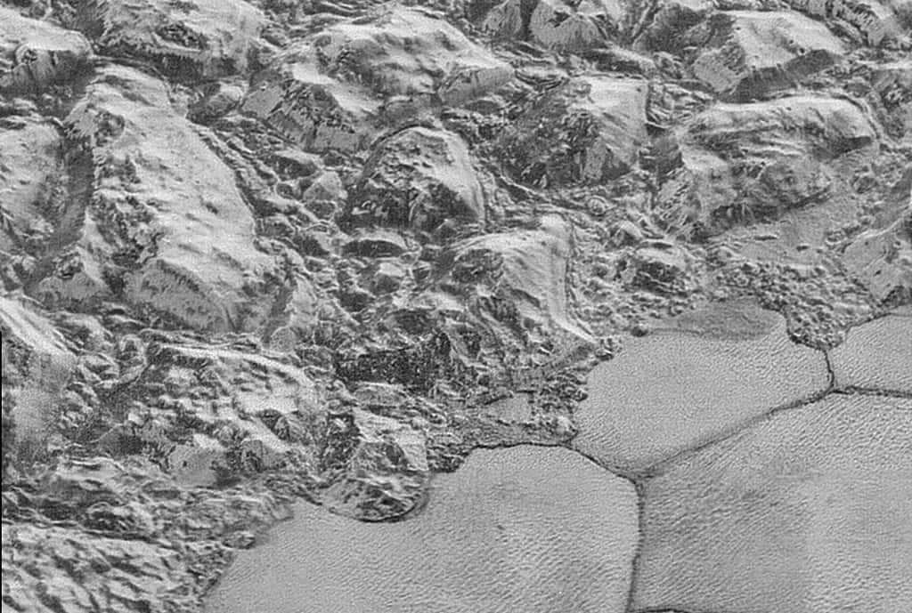 Au bord de la plaine Spoutnik se dressent les montagnes Al-Idrisi. Elles sont formées de blocs de glace d'eau dont certains sont hauts de plus d'un kilomètre et semblent avoir été bousculés. Des strates sont visibles, peut-être en relation avec les évènements ayant conduit aux mêmes structures dans certains grands cratères. Celles de la plaine Spoutnik, basées sur de la glace d'azote, sont peut-être dues à une sublimation provoquée par la lumière du Soleil. © Nasa, JHUAPL, SwRI