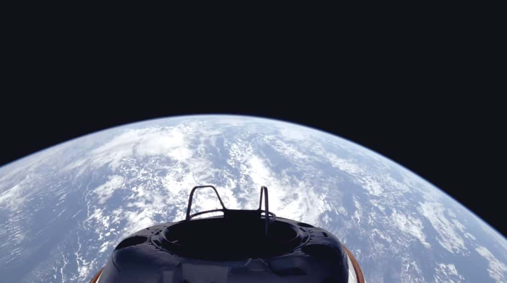 La Terre vue depuis le sas du Crew Dragon Resilience. On voit les deux grandes poignées de l'échelle Skywalker à laquelle se tenaient les astronautes Polaris. © SpaceX