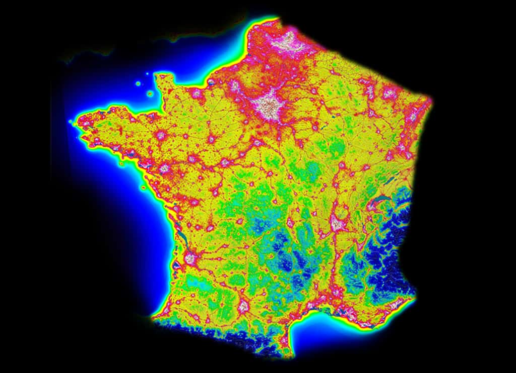 Cette carte établie par l’Avex, une association d’astronomes amateurs, montre le détail des régions touchées par la pollution lumineuse en France. Dans une zone en blanc, il n’est pas possible de distinguer plus de 50 étoiles dans le ciel ! Dans les zones en bleu nuit, on peut en admirer jusqu’à 5.000. Vous pouvez la consulter <a title="Carte de la pollution lumineuse en France" target="_blank" href="http://avex-asso.org/dossiers/pl/europe-2016/google-map-fausse-couleur/index.html">ici</a>. © Avex