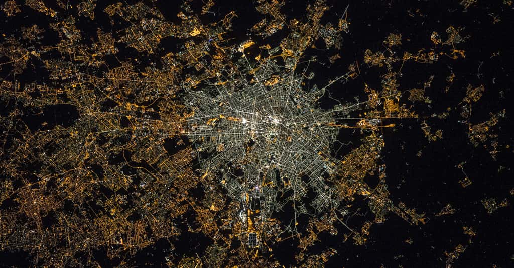 Sur cette photo de Milan, prise la nuit depuis la Station spatiale internationale (ISS), les quartiers éclairés par des LED (au centre) sont au moins aussi lumineux que ceux restant éclairés par de la lumière plus classique (en périphérie). Le ratio de lumière bleue apparaît bien supérieur au centre, ce qui laisse craindre des impacts accrus sur la santé et l’environnement. © Nasa, ESA