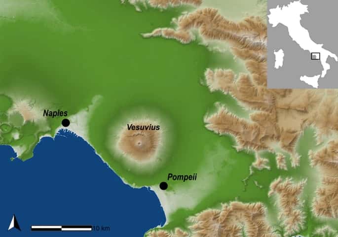 La distance entre Pompéi et le Vésuve est de 10 kilomètres. L'éruption toucha les villes voisines et dura deux jours, engendrant des milliers de morts. © SINAnet ISPRA – Dem75 (QGIS 3.22 « Biatowieza »), https://www.qgis.org/it/site