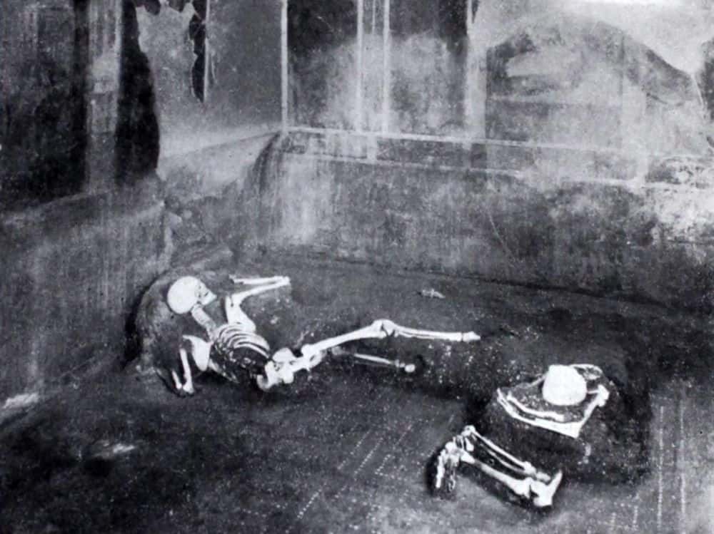 Photo des deux squelettes retrouvés dans la <em>Casa del Fabbro</em>. Le squelette à gauche est l'homme d'une trentaine d'années et à droite, celui de la femme âgée de plus de cinquante ans. © <em>Notizie degli scavi di antichità</em>, 1934, P. 286, Fig. 10