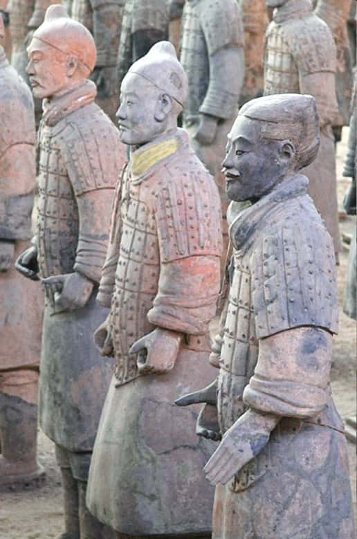 Les soldats de l'armée d'argile sont presque tous individualisés et, selon leur fonction, ils étaient couverts de pigments colorés différents, dont le plus célèbre est le pourpre de Han. © DP