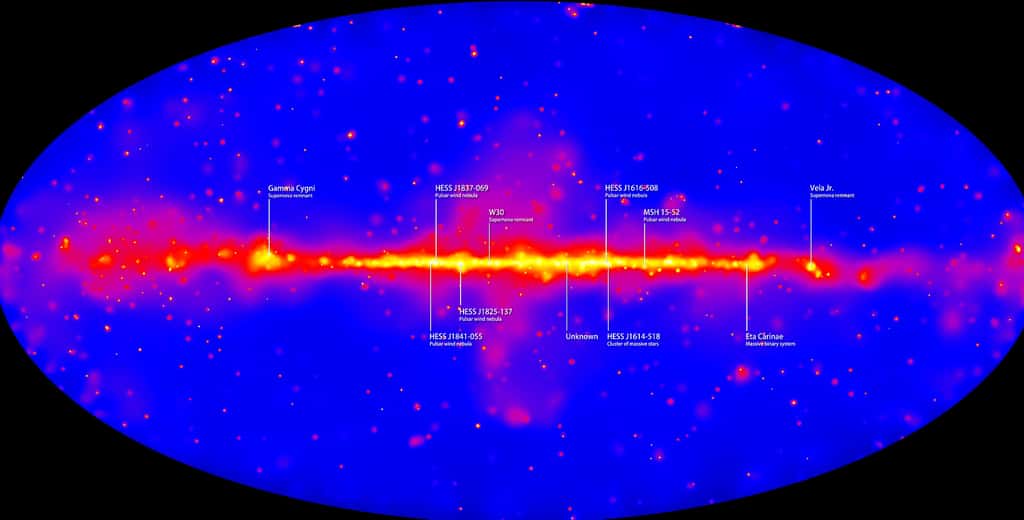 Cette carte montre les émissions dans le domaine des rayons gamma dans la Voie lactée telles que les observe le satellite Fermi. Ces émissions sont intenses dans le disque de notre galaxie. On voit aussi plusieurs pulsars qui ont été détectés en association avec ces émissions de rayons gamma. © Nasa, Fermi LAT Collaboration