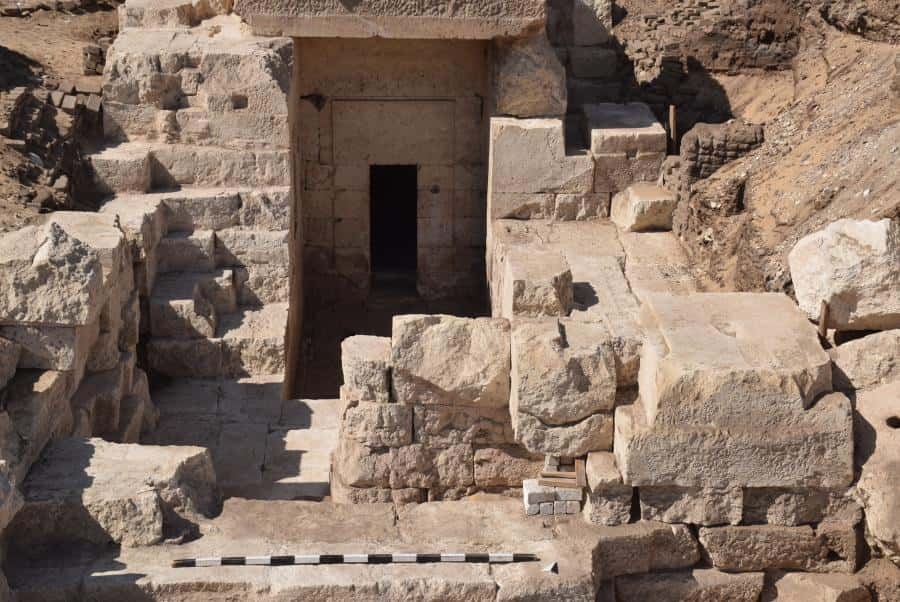 L'entrée du temple était bien dissimulée. Il aura fallu deux ans aux archéologues pour en dégager les obstacles. © Marcus Müller, <em>Athribis Project</em>