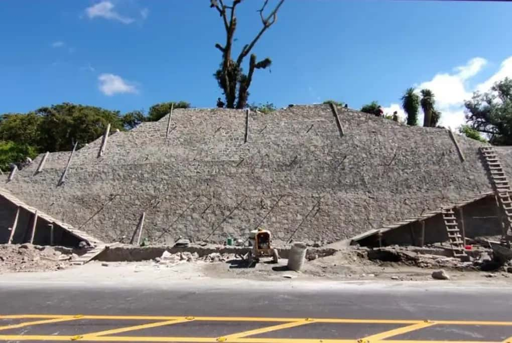 Il aura fallu attendre le début d'une construction autoroutière pour découvrir cette pyramide ancienne, enfouie depuis des siècles. © INAH