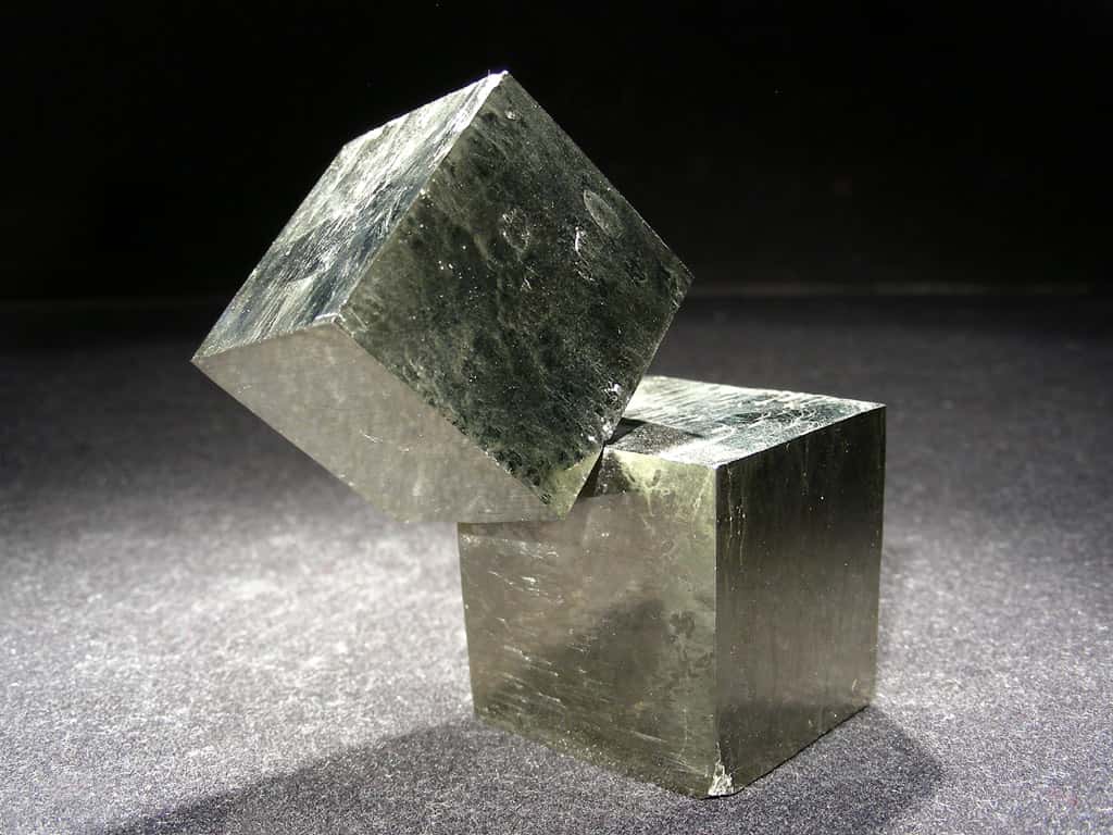 La pyrite est une espèce minérale composée de disulfure de fer, de formule FeS<sub>2</sub>. Son nom dérive d’un mot grec signifiant littéralement « pierre à feu ». La forme cristalline dominante de la pyrite est celle d’un cube. © L.Carion, www.carionmineraux.com