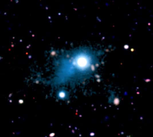 Observé par les instruments du télescope Keck I alors que l'univers observable n'était âgé que de trois milliards d'années environ, le quasar UM287 apparaît entouré d'un filament laiteux. Il s'agirait des émissions en Lyman-alpha de l'hydrogène contenu dans un filament de matière baryonique intergalactique. © S. Cantalupo, UCSC