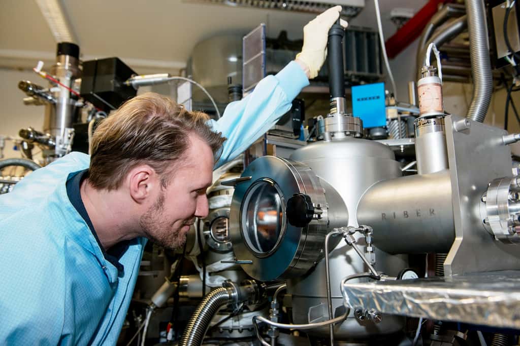 Le physicien Sascha René Valentin est ici occupé à fabriquer des boîtes quantiques dont la taille est d'environ 30 nanomètres. C'est dans ce matériau semiconducteur que des électrons manquants vont se comporter quantiquement comme des particules de charge positive, avec un spin, et donc capables de porter un qubit d'information. © RUB, Marquard