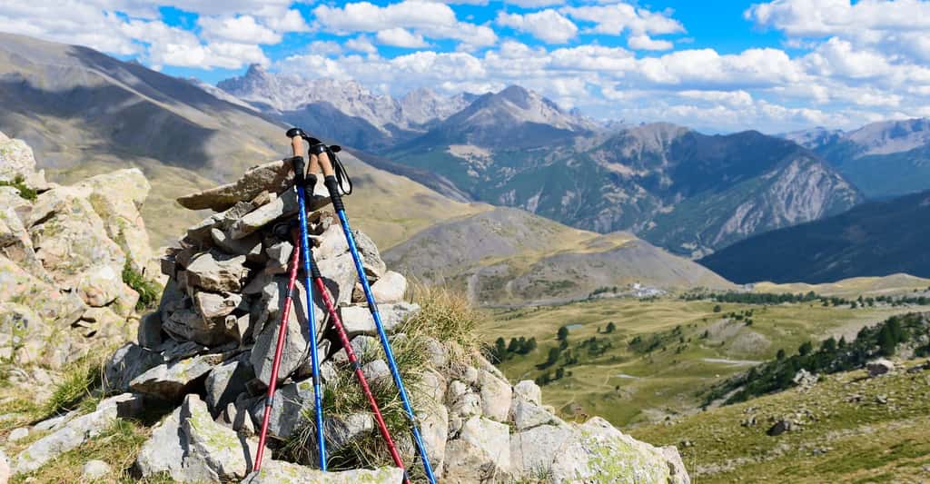 Les bâtons de randonnée sont utiles aussi bien pour la montée que pour la descente. © cripi, Pixabay, CC0 Creative Commons