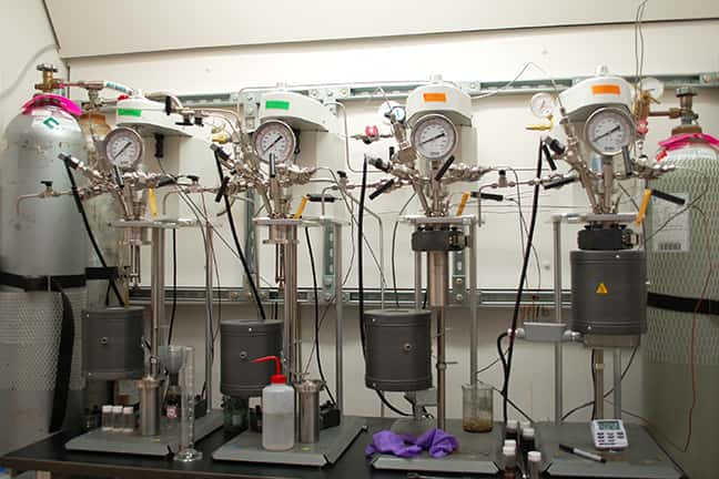 Les réacteurs de laboratoire dans lesquels les scientifiques américains sont parvenus à synthétiser de l’isoprène vert à base de biomasse. © University of Minnesota