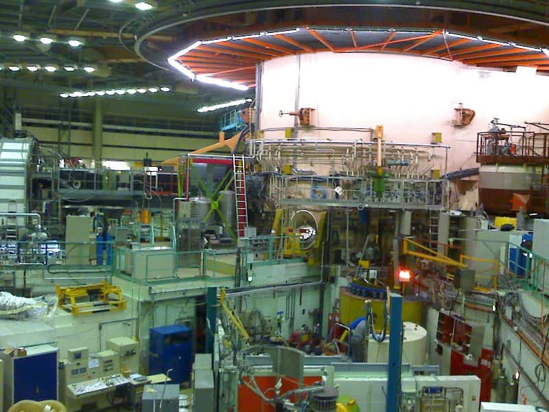 L'intérieur du hall où se trouve le réacteur nucléaire de l'institut Laue-Langevin. Les faisceaux de neutrons qu'il produit ont de multiples applications pour l'étude des matériaux. © Nerd bzh, Wikipédia, cc by sa 3.0