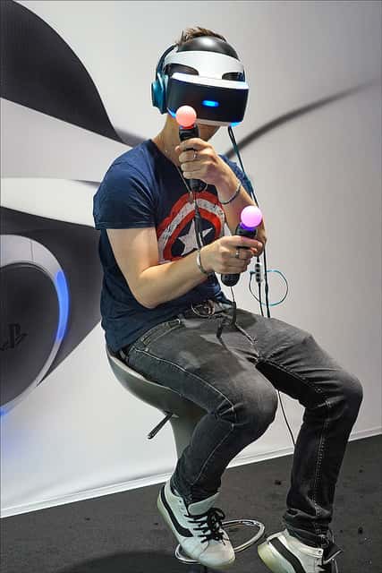 La réalité virtuelle n’est pas uniquement une expérience visuelle. Des effets sonores en 3D peuvent renforcer l'immersion du joueur dans le monde virtuel : par exemple, le bruit d’une explosion sur son côté droit sera diffusé plus fort dans son oreille droite qu'à sa gauche. © Jean-Pierre Dalbéra, Flickr
