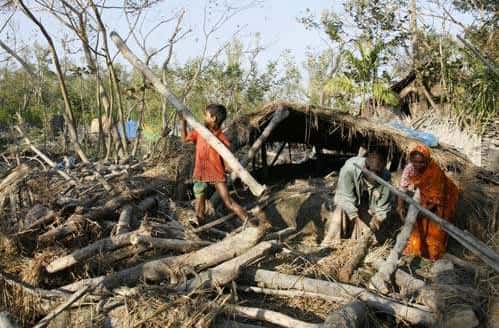 Camp de réfugiés climatiques au Bangladesh, l’un des pays les plus menacés par la montée des eaux. © Sabbir, Wikimedia domaine public