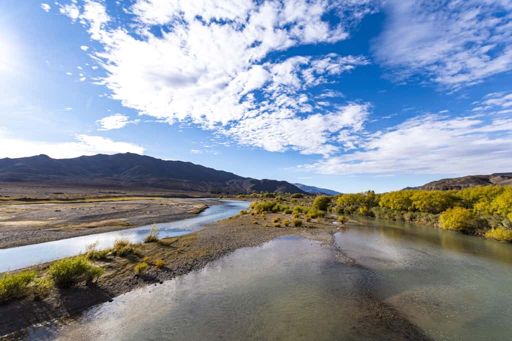 Río Chubut, fleuve traversant la province de Chubut en Argentine. © Marcelo, Adobe Stock