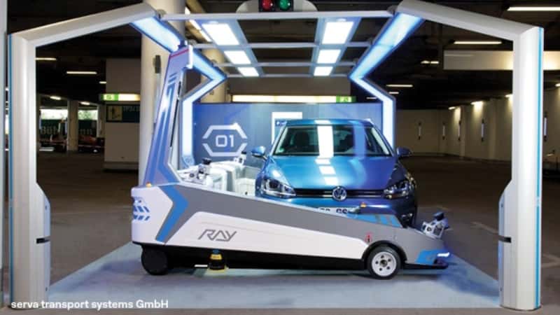 Ray gare votre voiture sur demande à l'aéroport de  Düsseldorf. Dans un futur proche, les progrès de la robotique permettront sans doute à votre voiture de se garer toute seule. © Düsseldorf Airport (DUS) Official