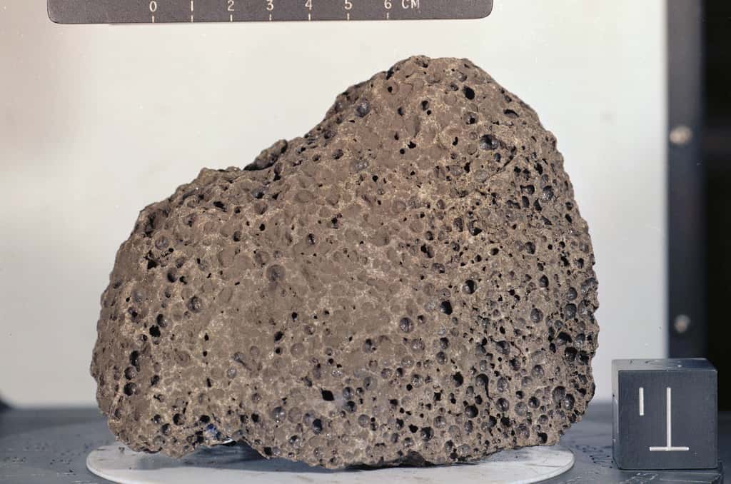 Un échantillon de roche lunaire prélevé lors de la mission Apollo 15. Il s'agit d'un basalte. © Nasa