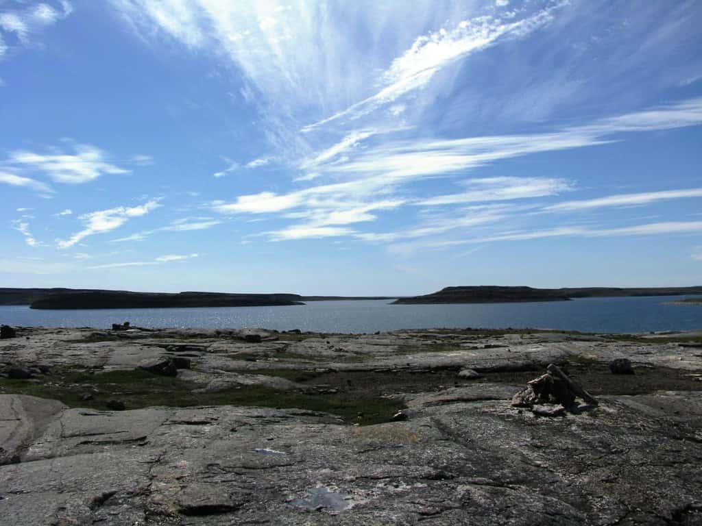 La découverte en 2008 de roches vieilles de 4,28 milliards d’années a repoussé de 300 millions d’années l’âge des plus anciens vestiges de la croûte terrestre. On les a trouvées dans le nord du Québec, le long de la côte de la baie d’Hudson, à 40 km au sud d’Inukjuak, dans une région baptisée Ceinture de roches vertes de Nuvvuagittuq. La découverte a été faite par Jonathan O’Neil et Don Francis de l’université McGill en compagnie de leurs collègues Richard W. Carlson (<em>Carnegie Institution for Science de Washington</em>, D.C.) et Ross K. Stevenson, professeur à l’université du Québec à Montréal (UQAM). © Université McGill