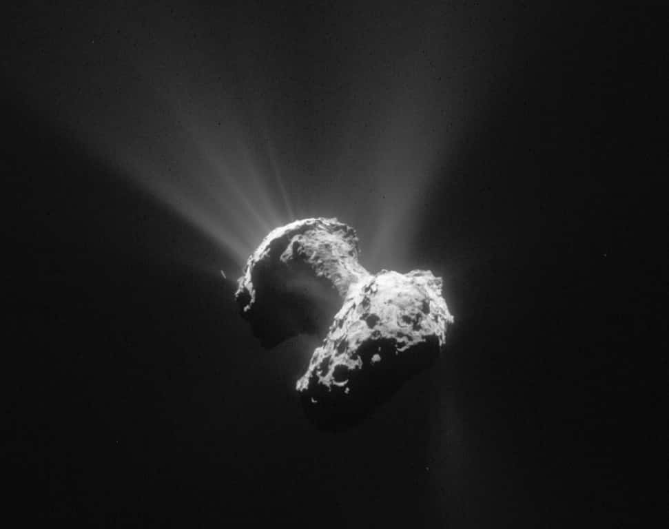 La comète 67P/Churyumov–Gerasimenko vue le 21 Juin 2015 par Rosetta à une distance de 177 km. © Esa/Rosetta/Navcam – CC BY-SA IGO 3.0