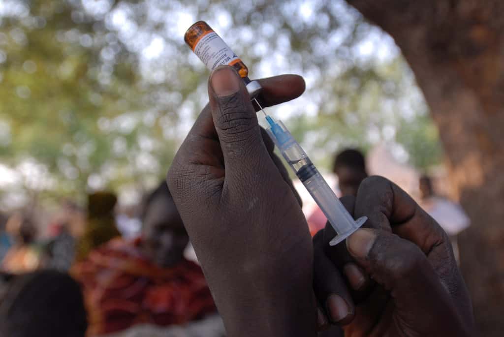 Le vaccin est une arme efficace et bon marché contre la rougeole, une maladie très contagieuse. © <a title="UNICEF Ethiopia | Flickr" href="https://www.flickr.com/photos/unicefethiopia/13754578523" target="_blank">UNICEF Ethiopia</a>/2014/Bizuwerk, Flickr, CC By-NC-ND 2.0