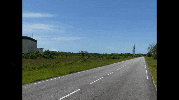 Roulage d'Ariane 5, qui traverse le site depuis son Bâtiment d'assemblage final jusqu'au pas de tir. Par sécurité, les routes aux alentours sont fermées car les boosters latéraux (EAP : étage extérieur à poudre) sont tous deux chargés de leur carburant solide. © Daniel Chrétien, Futura Sciences
