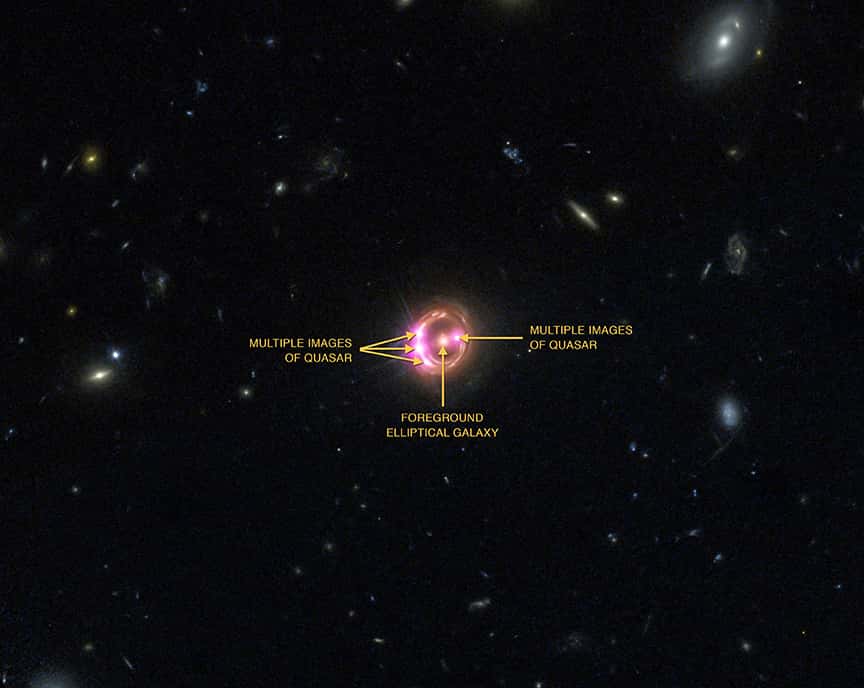 La galaxie elliptique responsable de l'anneau d'Einstein est bien visible en son centre sur cette image. De part et d'autre sur l'anneau, on voit les images multiples du quasar RX J1131-1231. La mesure précise du moment cinétique d'un trou noir supermassif sur ce quasar bat un record de distance avec six milliards d'années-lumière. Précédemment, les records étaient de 4,5 et 2,7 milliards d'années-lumière. © Rayons X : Nasa, CXC, université du Michigan, R. C. Reis <em>et al.</em> ; optique : Nasa, STScI
