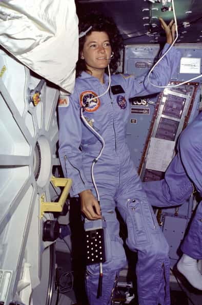 Sally Ride à l'intérieur de la navette Challenger. © Nasa