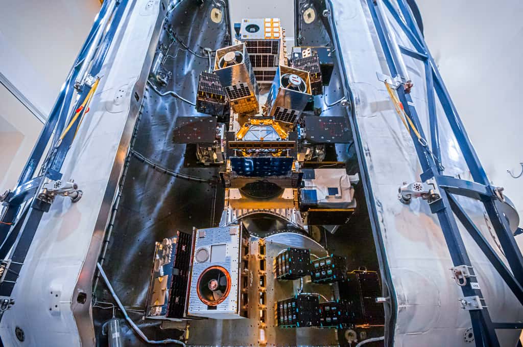 Vue d'une partie des 53 satellites déployés par SpaceX, peu avant leur mise sous coiffe protectrice. © SpaceX