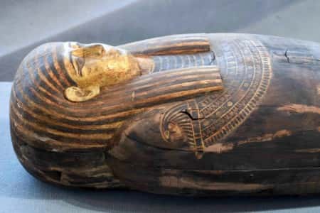 Un des sarcophages découverts précédemment à Saqqara (Égypte). © Ahmed Hasan, AFP