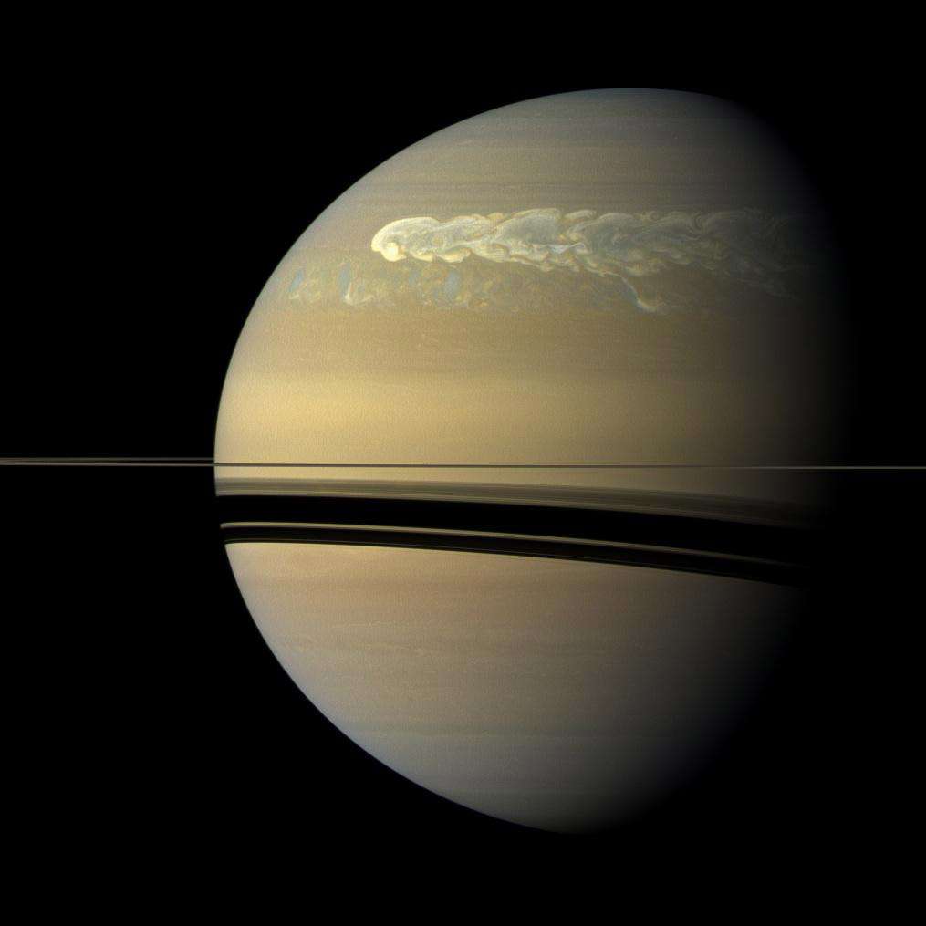 La grande tempête de Saturne est connue pour apparaître tous les trente ans. Sauf qu'en décembre 2010, les scientifiques ont été très surpris de la voir arriver dix ans plus tôt que prévu ! Ce fut l'occasion inespérée de l'étudier avec la sonde Cassini. © Nasa, JPL-Caltech,Space Science Institute