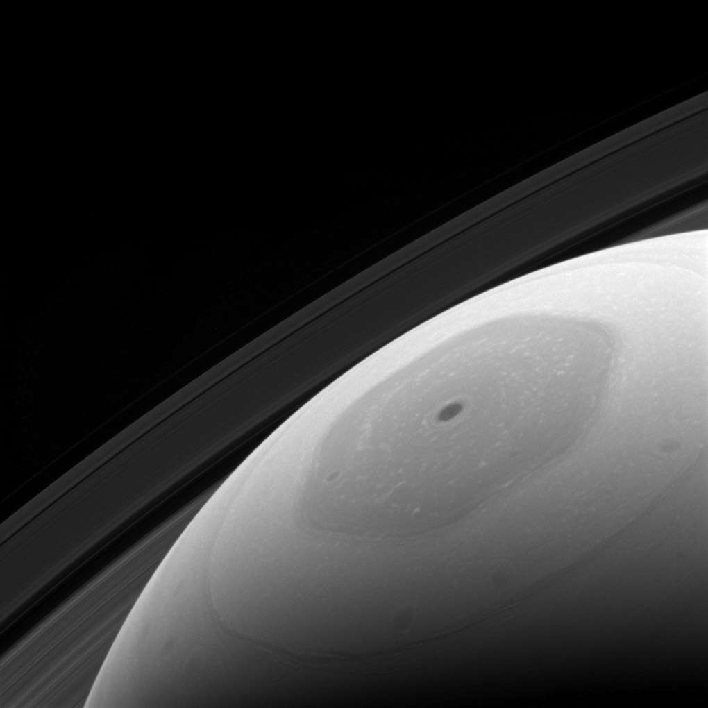 Le surprenant hexagone de Saturne, près du pôle nord. On ne sait toujours pas pourquoi il existe une telle structure au nord et pas au sud ; impossible également d'expliquer sa longévité. © Nasa, JPL-Caltech, <em>Space Science Institute</em>