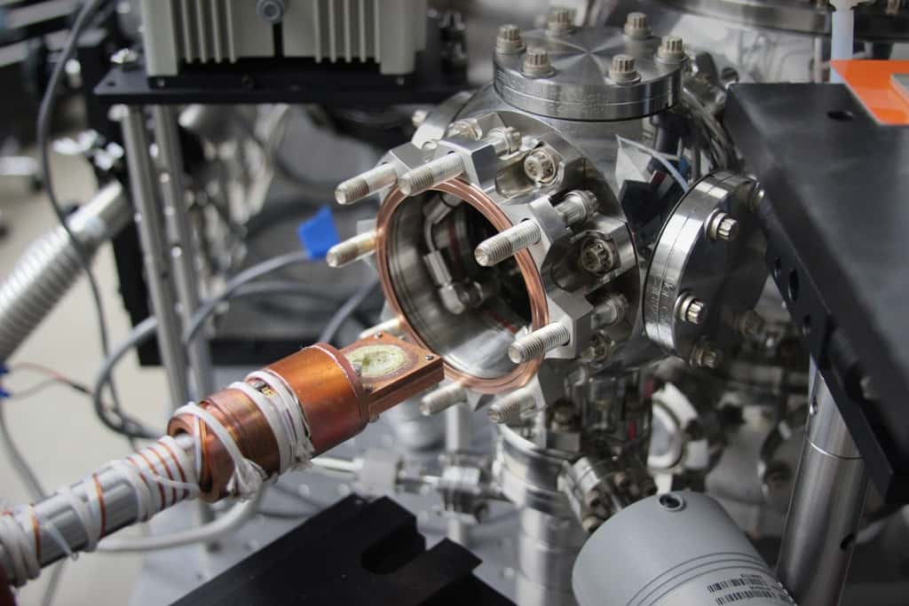 Les échantillons de sel ont été soumis à des électrons dans les conditions de température et de pression régnant à la surface d'Europe. Sur l'image, l'un d'entre eux est sorti du simulateur où se sont déroulées les expériences. © Nasa, JPL